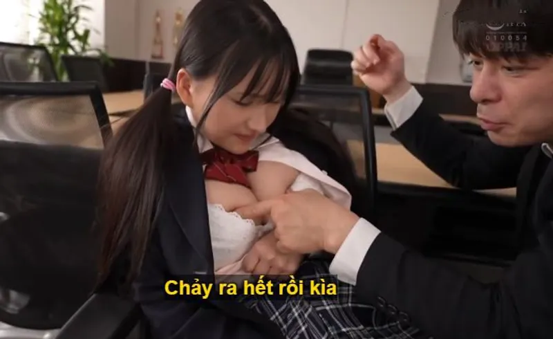 Trong suốt 3 năm, thầy giáo đã rèn luyện cô học trò ngực đẹp biến thành “chiếc bình đựng tinh”.