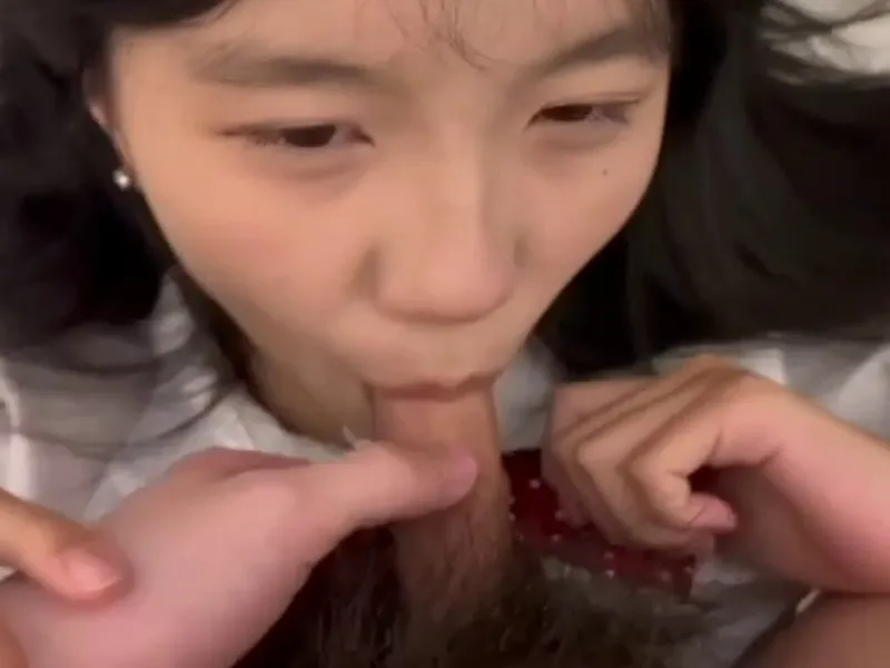 Em loli dễ thương mút cậu bé biến em thành con em đào nứng lồn p2